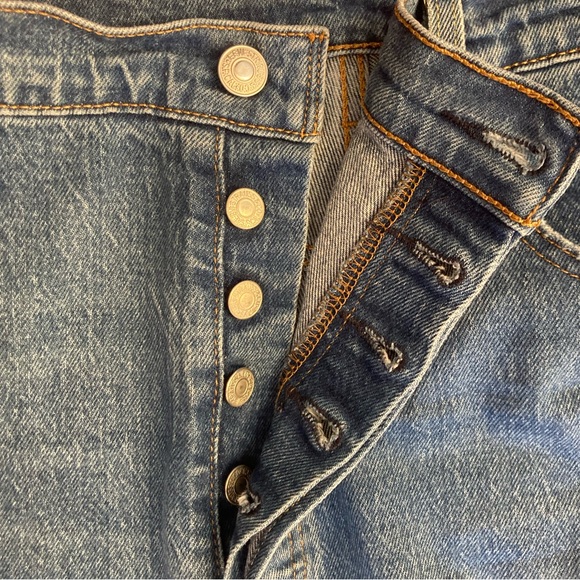 Levi’s 501 Original Women’s Jeans in Medium Wash - Picture 4 of 6